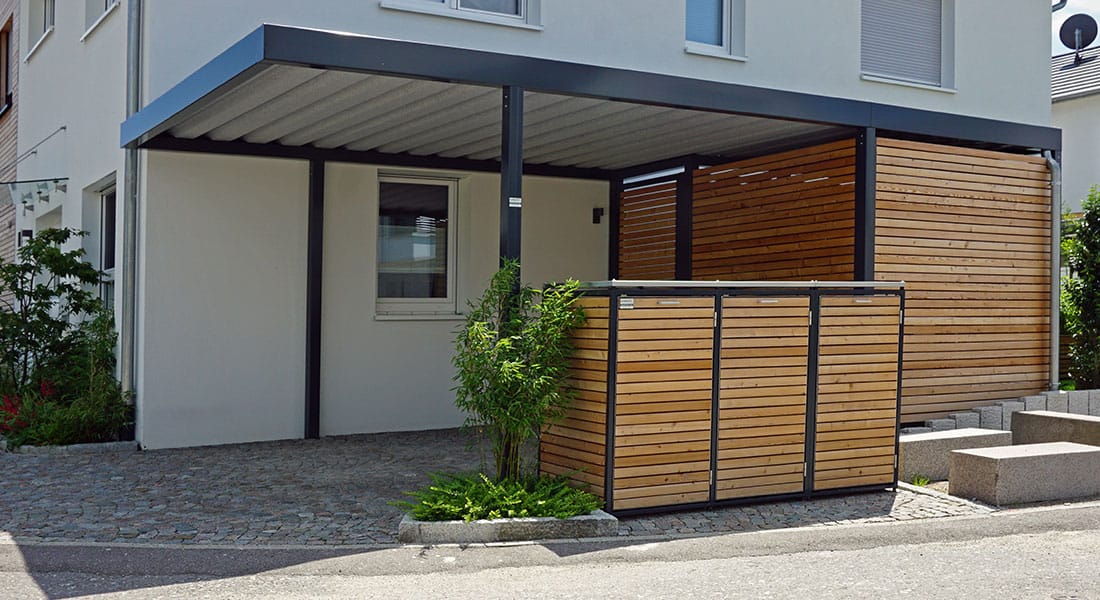 Einzel-Carport mit Anbau, Wandelemente aus Trapezprofil Lärche natur